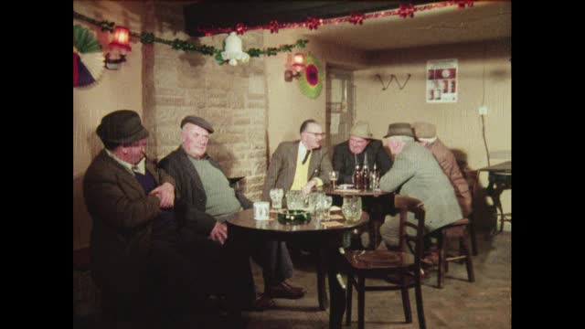 20世纪70年代，英国圣诞节酒吧里的男人视频下载