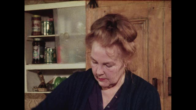 70年代，一个女人在为布丁搅拌面糊视频下载