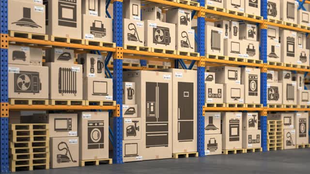 仓库货架上的硬纸盒内的家用电器和电子产品。生产，网上购物和交付的概念。三维视频动画视频素材
