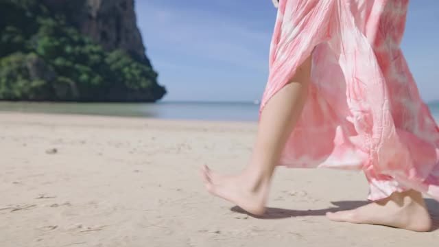 漂亮的亚洲女人自拍与手机站在热带岛屿的海滩，独自拍照的旅行。旅游亚洲海洋海岸线，天涯海天，美丽沙滩视频下载
