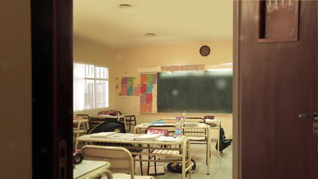 阿根廷公立学校的空教室。放大。视频素材