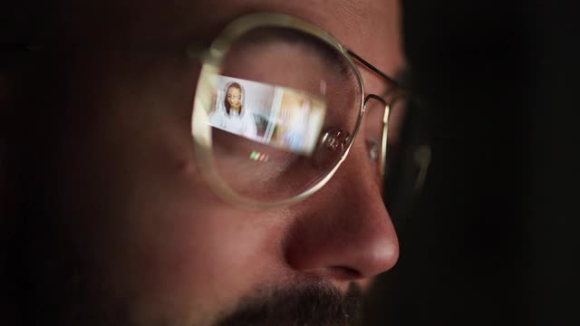 在视频电话会议中调整眼镜的人视频素材
