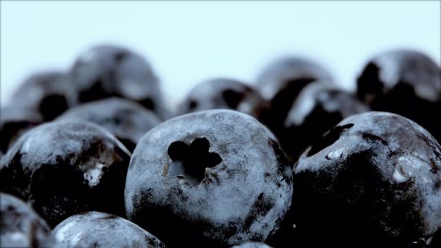 酸奶倒在有机新鲜蓝莓上。奶油浆果。有机素食的概念。特写,4 k分辨率。视频素材