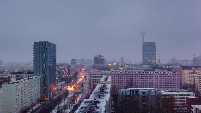 阴天雪夜柏林与电视塔的时间流逝，柏林，德国视频素材