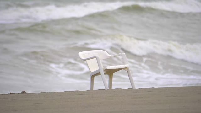 大流行期间空旷封闭海滩上的沙滩椅，慢镜头180帧/秒视频素材