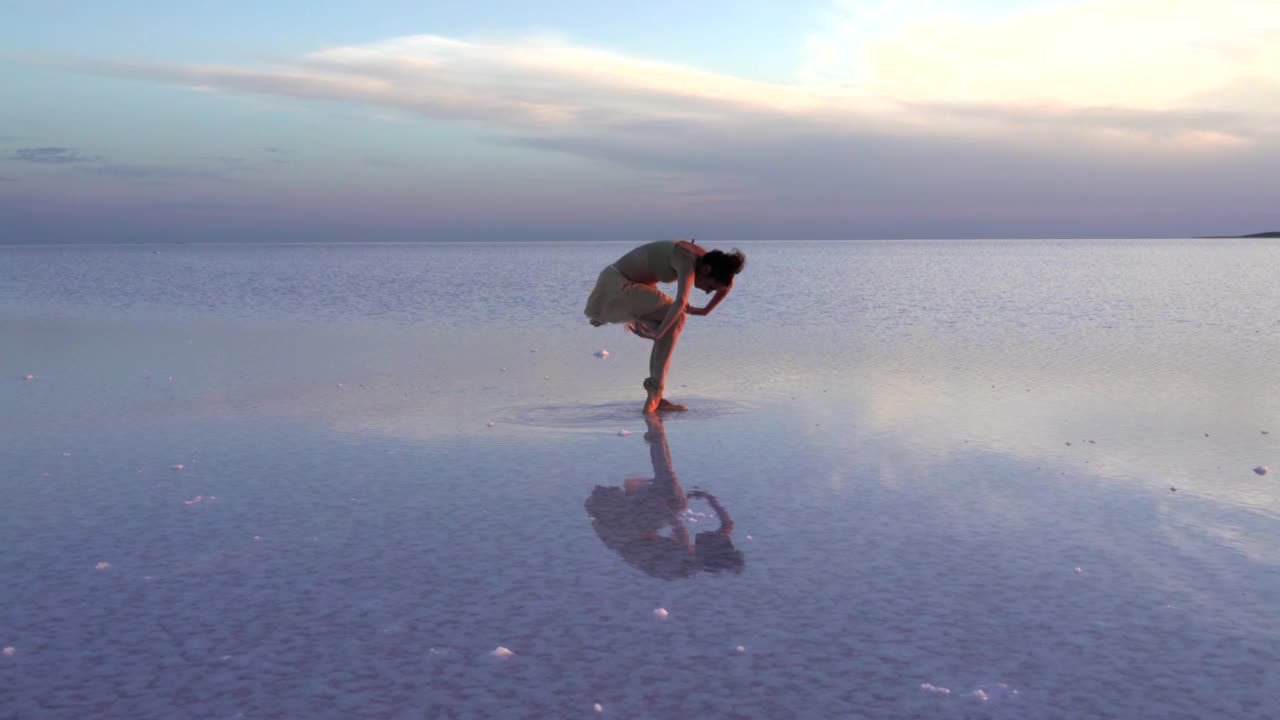 在湖上跳舞的芭蕾舞者视频素材
