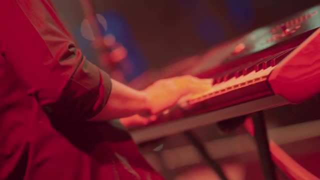 亚洲男性音乐家喜欢在夜总会玩键盘。视频素材