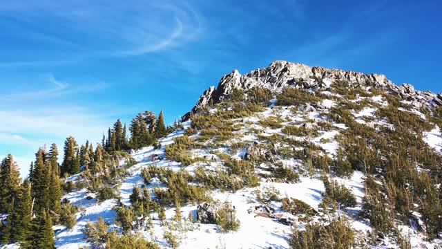 白雪覆盖的山顶和湖(天桥)视频素材