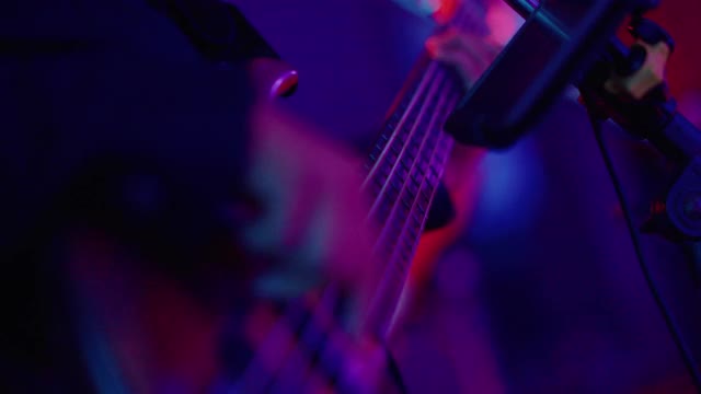 亚洲男性歌手用吉他在流行音乐舞台上创作音乐。视频素材