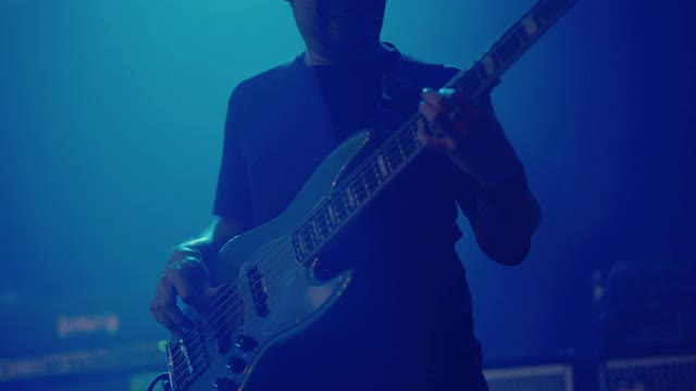 亚洲摇滚乐队吉他手，在夜总会现场演奏吉他。视频素材