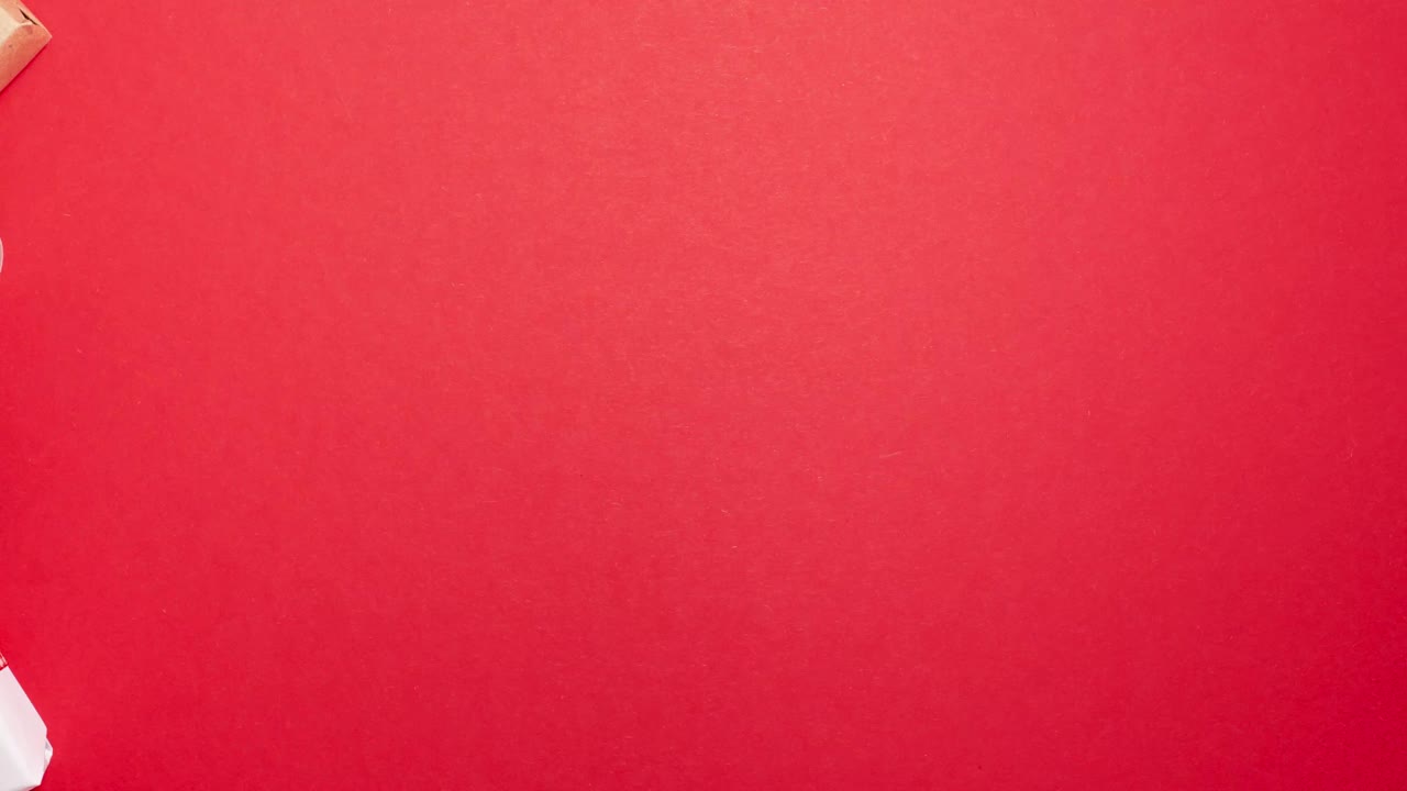 两个礼盒在红色背景上的平铺定格动画视频下载