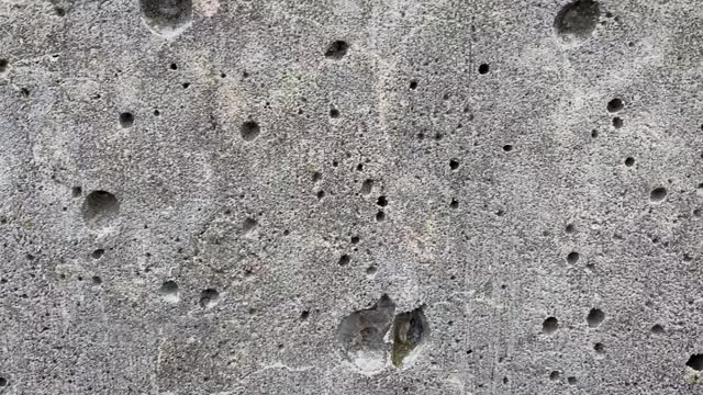 慢盘跨越多孔水泥混凝土视频素材
