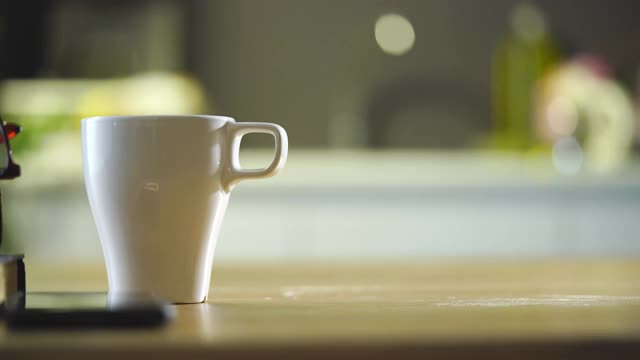 木桌上有蒸汽的瓷杯视频素材