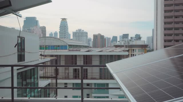 城市的太阳能屋顶。视频素材