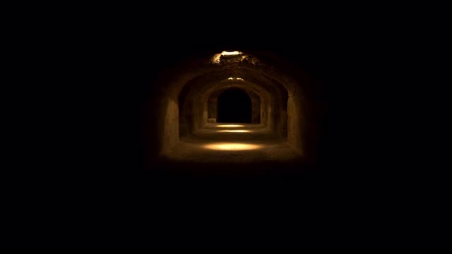 穿过一个又长又黑的罗马地下室。突尼斯埃尔杰姆圆形剧场下面的地下室。古罗马建筑。摄影机靠近了视频素材