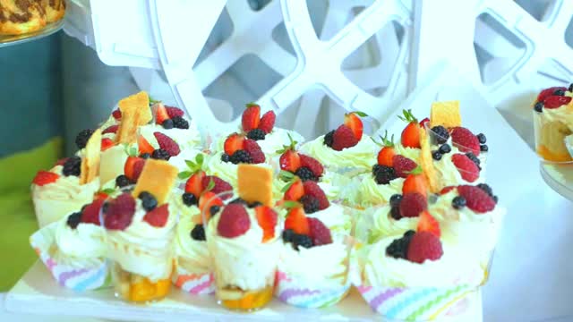 美味的蛋糕与新鲜的树莓。婚礼上漂亮的白色糖果棒。美味的婚宴糖果自助餐。关闭和旋转视图。视频素材