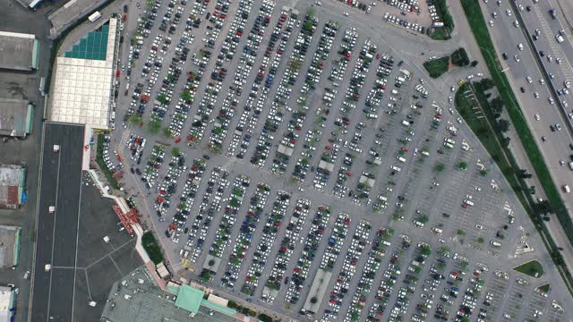 美丽的顶视图在停车场。无人驾驶飞机。城市景观。视频素材
