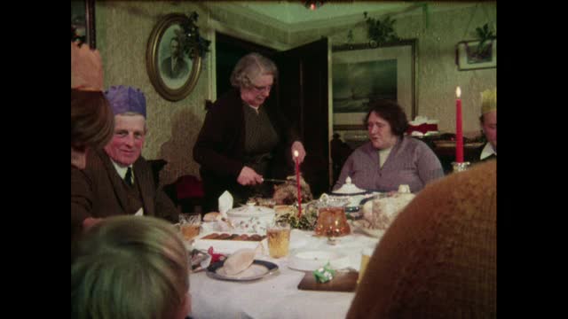 英国，圣诞鹅被切成薄片送上餐桌视频下载