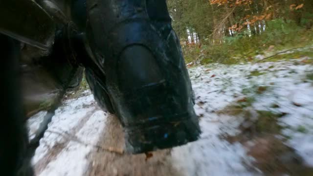 在冬季森林里骑山地自行车视频下载