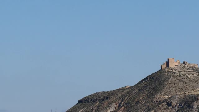 西班牙塔伯纳斯沙漠山上的城堡视频素材