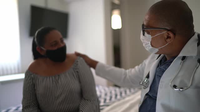 医生在家与成年病人交谈-使用口罩视频素材