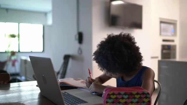 少女在家用笔记本电脑看视频课视频素材