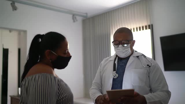 医生与老年病人进行家访-使用口罩视频素材