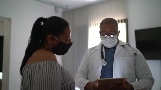 医生与老年病人进行家访-使用口罩视频素材