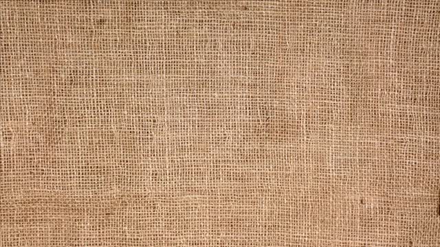 烤好的咖啡豆以字母排列在帆布袋上的咖啡时间。视频下载