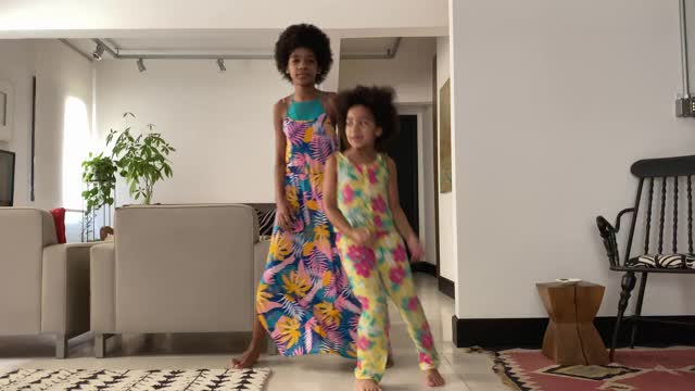 姐妹在家里跳舞-移动相机的视角视频下载