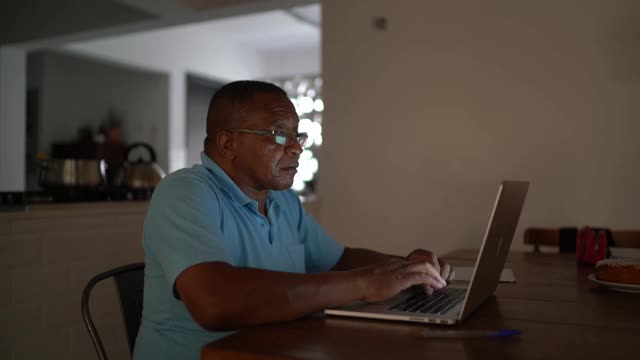 老年人用笔记本电脑支付账单或处理家庭财务视频素材