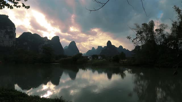 中国广西壮族自治区日落时的乡村景色。视频下载