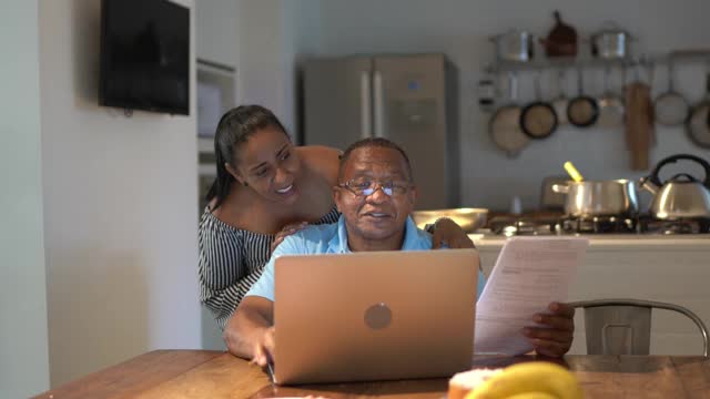 夫妻一起做家庭财务视频素材