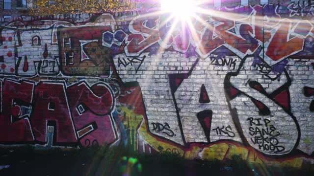阳光剪辑涂鸦覆盖的墙壁，德普福德，伦敦视频下载
