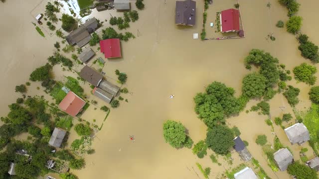 乌克兰西部哈里奇镇德尼斯特河被污水淹没的房屋鸟瞰图。视频素材