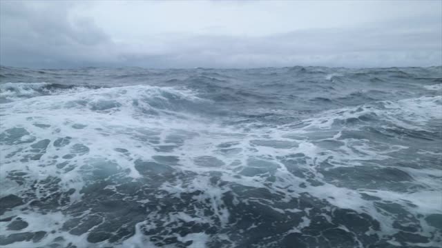 从船上观看波涛汹涌的大海视频素材