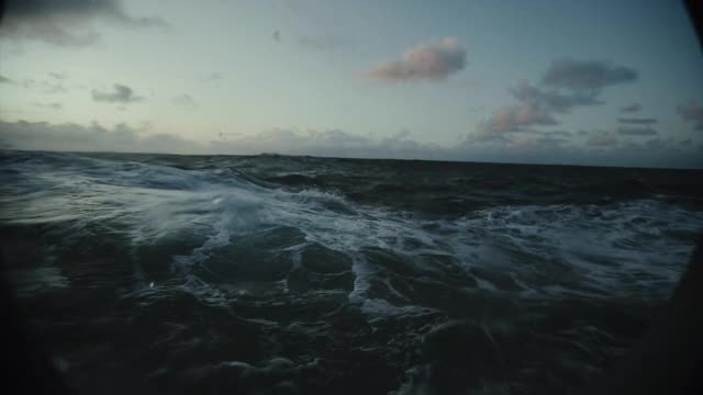 从船上观看波涛汹涌的大海视频素材