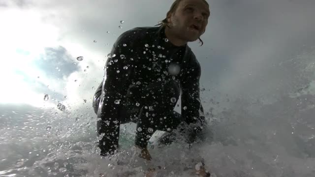 在寒冷的日子里冲浪视频素材