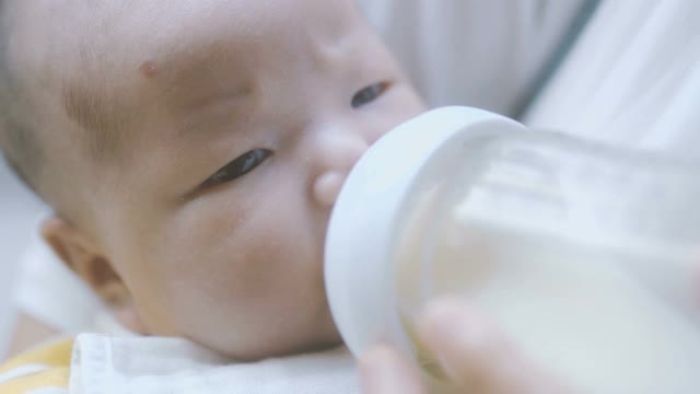 母亲用奶瓶喂她的婴儿视频下载