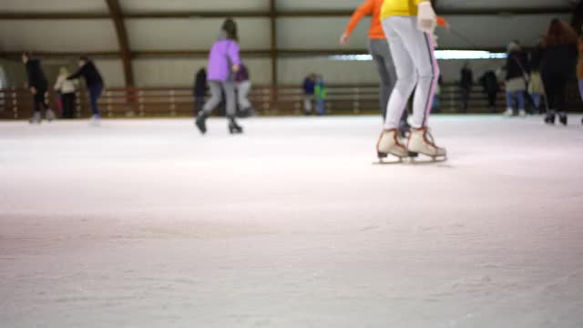 一群不认识的人在溜冰场滑冰的时间过去了视频素材