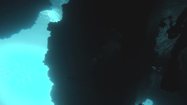 年轻的亚洲女性生态旅游水肺潜水在家度假水下洞穴视频素材