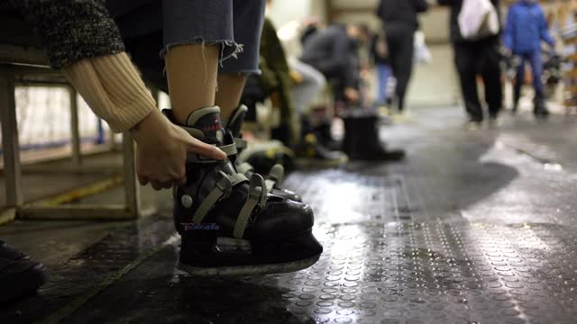 一个女人脱下冰鞋，开始按摩她疼痛的脚视频素材