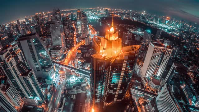 夜景鸟瞰城市与曼谷城市金融商务区交通运输，网络连接和创新技术理念视频下载