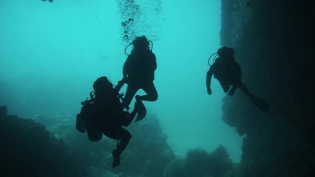 朋友潜水在家度假水下洞穴泰国视频下载