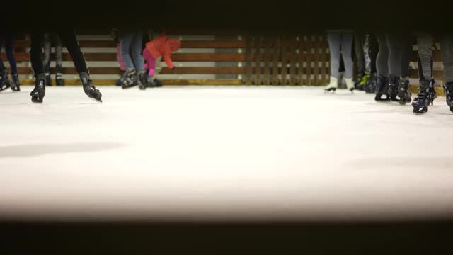 人们在室内溜冰场滑冰时玩得很开心视频素材