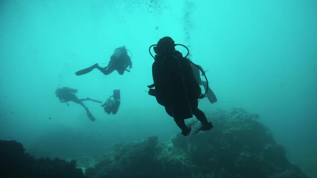 年轻的亚洲女人在家度假水肺潜水通过水下洞穴视频素材