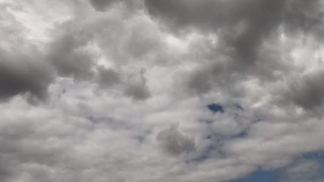 夏日蔚蓝的天空中漂浮着大量的积云。间隔拍摄。多云的天空作为背景。视频下载