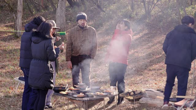 冬天的清晨，一群朋友在营地吃早餐视频素材