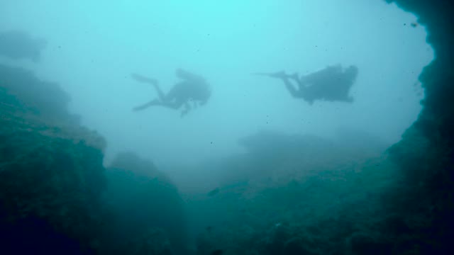 几名潜水员在泰国安达曼海低能见度条件下潜水视频素材