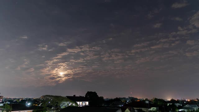 时间流逝视频与云和月亮在晚上视频素材
